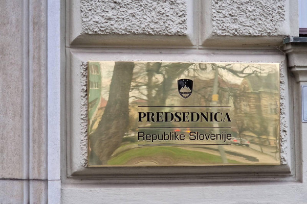 Na pročelju predsedniške palače že nova tabla